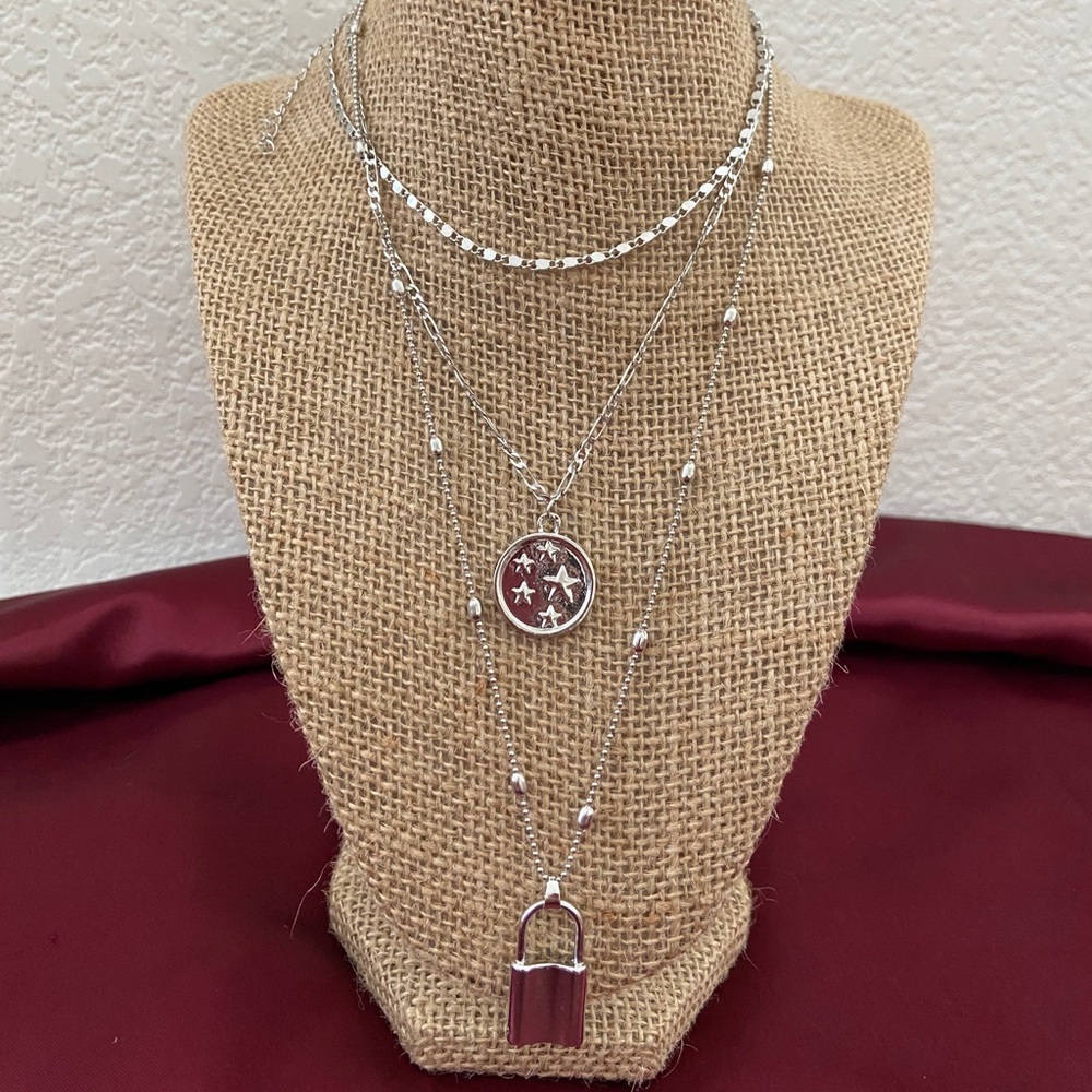 LAST ONE 💖Lock Stars Layered Necklace Set - Picture 9 of 10